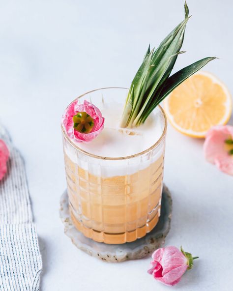 Leftover Pineapple, Pineapple Sour, Whiskey Drinks Simple, Pineapple Core, White Wine Spritzer, Liquor Recipes, Sour Foods, Spring Cocktails, Easy Drink Recipes