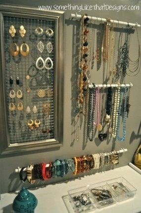 Jewelry organization - love the earrings in picture frame Diy Jewelry Wall, Jewerly Organizer, Diy Jewelry Holder, Jewelry Wall, Real Estat, Astuces Diy, Jewelry Rack, Ideas Jewelry, Jewelry Storage