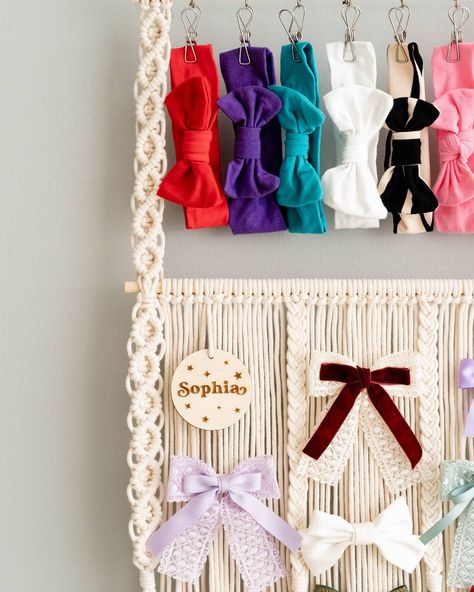 Unleash the boho vibes! This handcrafted macrame bow holder with a custom wooden name sign is the perfect way to organize and display your little one's headbands, clips, and bows, adding a touch of jungle charm to their nursery. 👉 Ready to explore more? Visit us at https://beandaikon.etsy.com/listing/1730366295 or reach out to us directly. #BeanDaikon #MacrameWallHanger #HomeDecor #HomeMade #HomeDecor #InteriorDesign #MacrameLove #HomeDecorIdeas #UniqueGifts #HomeDecorInspiration #Handmad... Macrame Bow Holder, Macrame Bow, Nursery Space, Macrame Wall Hanger, Wooden Name Signs, Nursery Organization, Wooden Names, Bow Holder, Name Sign