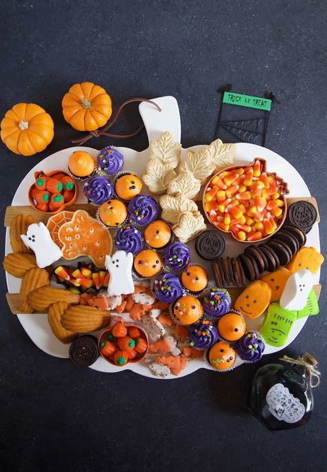 Spooky Dessert Board, Dessert Board Halloween, Halloween Desert Boards, Halloween Cookie Board, Halloween Platter Ideas, Halloween Dessert Platter, Halloween Dessert Charcuterie Board, Halloween Dessert Board, Charcuterie Boards Ideas