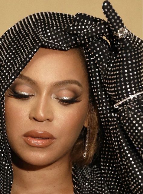 Beyonce Eyes, Beyonce Makeup, Beyonce Concert Outfit, Disco Makeup, Beyonce Instagram, Concert Makeup, Beyonce Photos, Celebrity Makeup Looks, Beyonce Knowles Carter