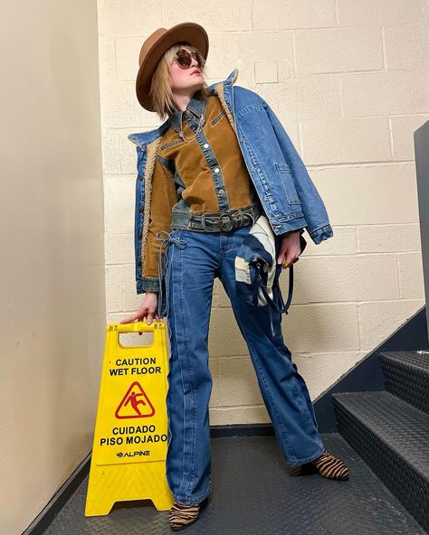 I’ve gone a little country 🤠👖 If it’s good enough for Beyoncé, it’s good enough for me! 👍 Would you believe that the half corduroy/half denim jacket that I’m wearing is actually size XL? My eyes couldn’t believe it either, so I tried it on. And it fit! So I went ahead and thrifted it. 🏷️ For $7. 😁 #funkyfearlessfashion . . . . . . . . . . #countrystyle #countryinspired #countryfashion #countrylook #denimstyle #denimfashion #denimlook #deniminspo #denimoutfit #casualcool #casualchicstyle #fe... Country Fashion, Casual Chic Style, Good Enough, Corduroy Jacket, Fedora Hat, Denim Outfit, My Eyes, Denim Fashion, Beyonce