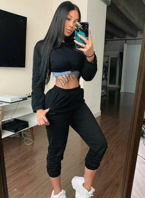 Tattoo Girl Wallpaper, Estilo Kylie Jenner, Muster Tattoos, Sweatpants Outfit, Fun Photoshoot, Loren Gray, Model Inspo, Curvy Women Jeans