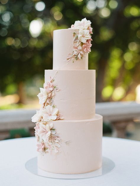 Light Pink Wedding Cake, Quince Cake, Blush Wedding Cakes, Lavender Gown, Soft Pink Wedding, Outdoor Celebration, 3 Tier Wedding Cakes, Light Pink Wedding, Luxury Wedding Cake