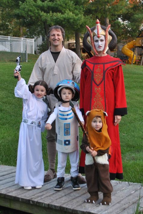 Family Costumes Starwars, Family Costumes Star Wars, Starwars Family Costumes Halloween, Star Wars Family Costume, Family Star Wars Costume, Brooklyn Halloween, Star Wars Family Costumes, Star Wars Fancy Dress, Disfraz Star Wars