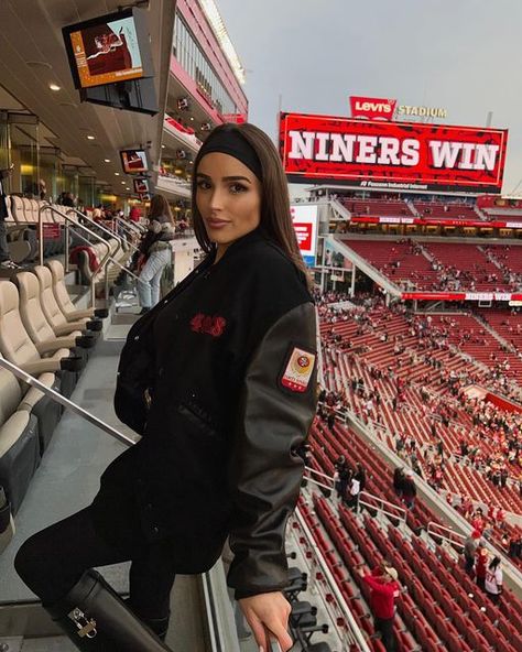 Football Winter Outfit, Nfl Wag Outfit, Sport Event Outfit, Olivia Culpo Outfits, Women’s Football Jersey Outfit, 49ers Outfit Women, Nfl Wag, Nfl Game Day Outfit Woman Winter, Football Wag Lifestyle Aesthetic