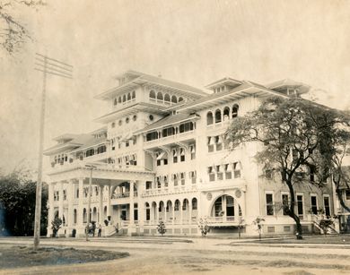 Moana Surfrider Hotel Hawaiian Photography, Hawaii History, Moana Surfrider, Hawaii Islands, Hawaiian History, Hawaiian Vintage, Hawaii Honolulu, Beautiful Hawaii, Honolulu Waikiki