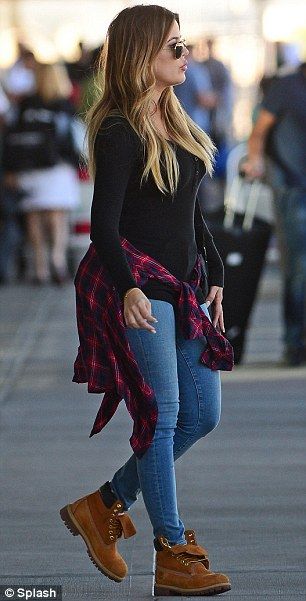 Khloe Kardashian and boyfriend French Montana arrive in NYC after partying in Las Vegas | Mail Online Timberland Outfits Women, Timberland Outfit, Look Hip Hop, Khloe Kardashian Style, Outfit Botas, Timberland Boots Outfit, Timberland Outfits, Kardashian Outfit, French Montana