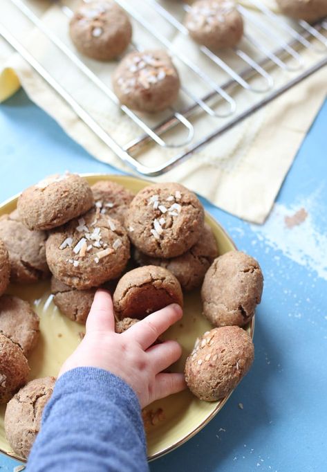 Chickpea Peanut Butter, Peanut Butter Baby, Baby Biscuits, Hand Grabbing, Toddler Finger Foods, Baby Muffins, Weaning Foods, Baby Led Feeding, Baby Cooking