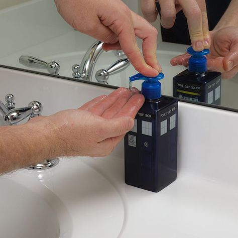 Doctor Who TARDIS Soap Dispenser Doctor Who Bathroom, Doctor Who Decor, Geek Home Decor, Geek House, Themed Bathroom, Toothbrush Holders, Doctor Who Tardis, Geek Decor, Hand Soap Dispenser