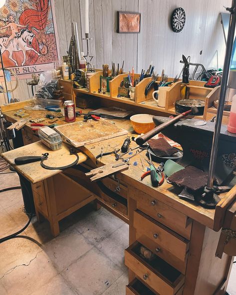 What my bench usually looks like vs how I would like it to be when I’m working🤣 I spend most of my time working looking for that tool I just had in my hand. #silversmith#workbench#metalsmithproblems Workbench Aesthetic, Silversmith Workbench, Silversmith Aesthetic, Silversmith Workshop, Craftsman Workbench, Dream Art Room, Bench Jeweler, Jewelry Bench, Workshop Bench