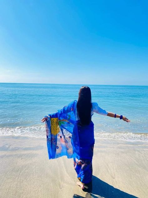 Saree Photoshoot Poses Beach, Sari Beach Photoshoot, Indian Beach Photoshoot, Agra Photoshoot, Saree Beach Photoshoot, Beach Saree Photoshoot, Beach Side Photoshoot Ideas, Goa Poses, Puri Sea Beach