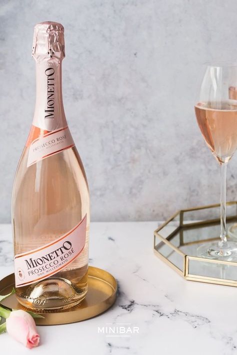 Opt for a Mionetto Prosecco Rosé this rosé season. This refined sparkling extra dry rosé is obtained through soft pressing of the grapes which have been left to macerate for a few hours to give this cuvée its brilliant “peach blossom” pink hue. Proscuitto Rose, Rose Prosecco, Moet Rose Champagne, Pink Prosecco Glasses, Mionetto Prosecco, Best Rose Wine, Provence Rose Wine, Drying Roses, Pink Ballerina