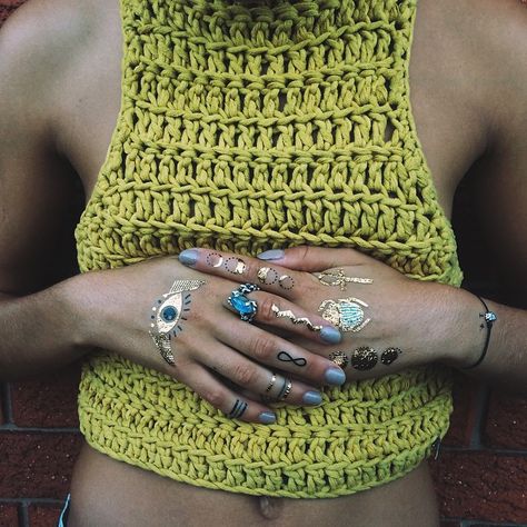 coachella fashion festival girl Lime Green Crochet, Mimi Elashiry, Gold Tattoo, Metal Tattoo, Green Crochet, Festival Inspiration, Coachella Fashion, Crochet Crop Top, Street Style Inspiration