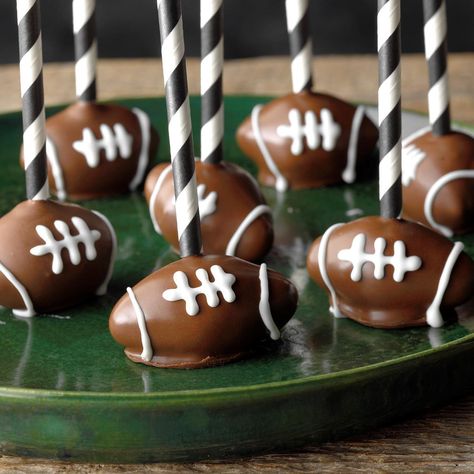 Cute Super Bowl Desserts, Super Bowl Party Treats, Football Sweet Charcuterie Board, Desserts For Tailgating Football Parties, Dessert Recipes For Football Party, Superbowl Party Food Ideas Desserts 49ers, Fun Superbowl Desserts, Deserts For Superbowl, Superbowl Cupcake Ideas