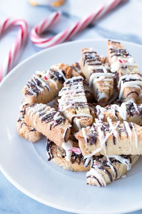 Peppermint Chocolate Chip Biscotti are a killer holiday gift to surprise your loved ones with this Christmas. Get in the season with peppermint and extra chocolate because the diet ain’t happening until January 1st! Biscotti Cake, Peppermint Biscotti, Chocolate Chip Biscotti, Christmas Biscotti, Peppermint Chocolate, Eat Cookies, Biscotti Recipe, Chocolate Peppermint, Granola Bars