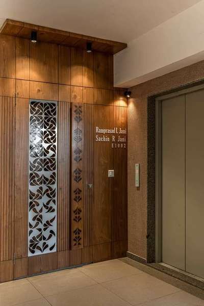 Main Door Lighting Ideas, Safty Door Design Front Entry, Main Door Jali Design Entrance, Sefty Door Design Modern, Main Door Jali Design Entrance Modern, Safety Door Design Entrance, Main Door Decor, Wood Door Decor, Wood Door Design