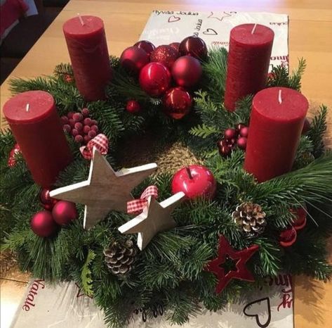 Diy Candle Sticks, Christmas Advent Wreath, Diy Christmas Table, Centerpiece Christmas, Art Design Ideas, Candles Scented, Christmas Table Centerpieces, Christmas Centerpieces Diy, Diy Christmas Decorations