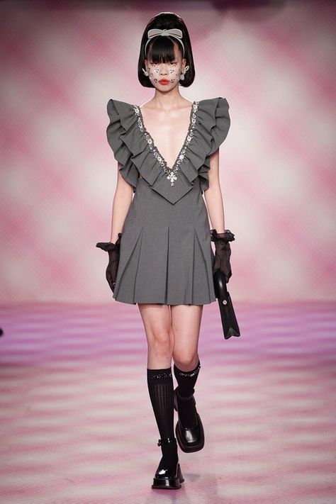 Pastel Trends, Shushu Tong, High Fashion Runway, Holiday Party Fashion, Runway Outfits, Fashion Website, Basic Outfits, Kpop Outfits, Contemporary Fashion