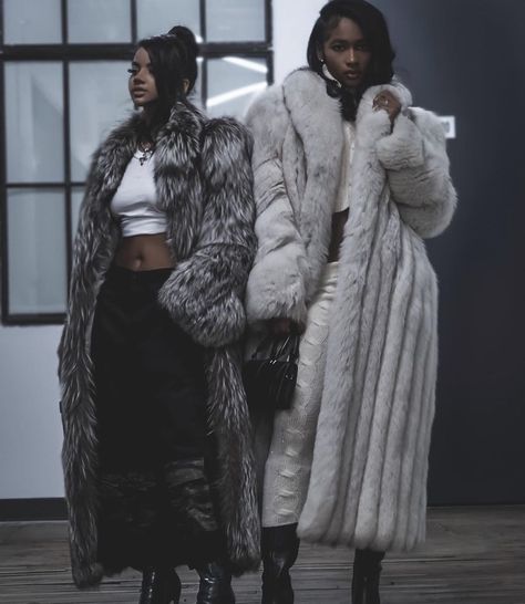 Fur Coats Women, White Fur, Winter Fits, Fur Coats, Fashion Lookbook, New Wardrobe, Winter Outfit, Fall Winter Outfits, Winter Wear