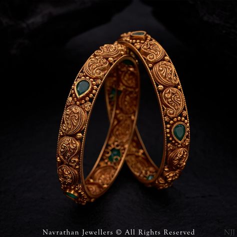 Gold Bangles Traditional, Temple Jewelry Bangles, Bangles Jewelry Designs Gold Antique, Gold Bangles Indian Design Traditional, Antique Bangles Design, Antique Bangles Indian Gold, Temple Jewellery Bangles, Gold Antique Bangles, Antique Gold Bangles Design