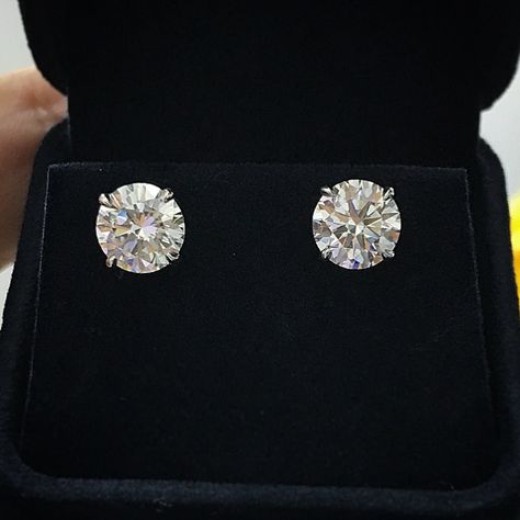 Round diamond studs Diamond Studs Aesthetic, Diamond Stud Earrings Aesthetic, Diomand Earrings, Real Diamond Earrings Studs, Big Diamond Studs, Diamond Tops Studs, Diamond Tops, Jewelry Knowledge, Diamond Top