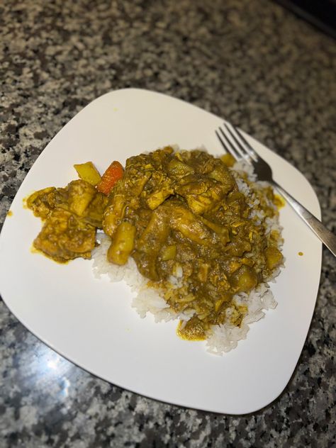 This is my all time favorite meal i can eat curry chicken everyday Curry Chicken Aesthetic, Chicken With White Rice, Curry Aesthetic, Chicken Pictures, Caribbean Food, Airplane Window, Caribbean Recipes, White Rice, Curry Chicken