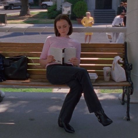 Rory Gilmore Style, Gilmore Girls Fashion, Estilo Rory Gilmore, Gilmore Girls Outfits, Gilmore Girls Fan, Alexis Bledel, Lorelai Gilmore, Rory Gilmore, Reading A Book