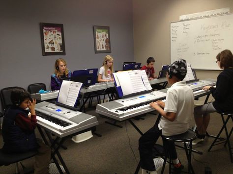 Great setup for group piano. Musical Surprise, AZ. Home Music Teaching Studio, Piano Classroom Interior, Kindergarten Music Room Design, University Music Room, Primary School Music Room Design, Music Institute, Group Piano Lessons, Piano Classes, Keyboard Lessons