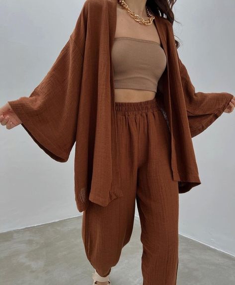 Gauze Pants, Look Boho Chic, Mode Kimono, Earthy Outfits, Mode Abaya, Boho Chic Outfits, Kaia Gerber, Looks Street Style, Cooler Look