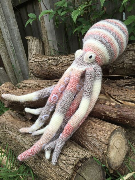 After finishing my squid I have been thinking of some other sea makes to complete, and decided to make an octopus! Similarly to the squid I didn’t want it to be too cartoony – which was… Octopus Crochet Pattern Free, Crochet Sea Creatures, Preemie Crochet, Octopus Crochet Pattern, Giant Squid, Crocheted Jellyfish, Octopus Plush, Crochet Fish, Crochet Octopus