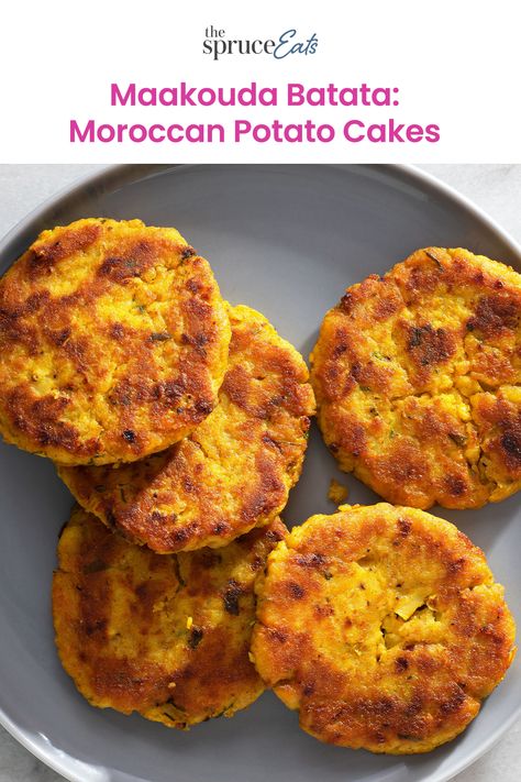 Maakouda batata are Moroccan potato cakes or fritters. They're a popular street food in Morocco, where they might be eaten plain or used as a sandwich filler in wedges of Moroccan khobz. They can also be served as an appetizer or as a side. Grated Potato Fritters Recipe, Moroccan Potatoes, Moroccan Food Traditional, Potato Fritters Recipe, Morocco Food, Moroccan Recipes, Sandwich Fillers, Potato Fritters, African Cooking