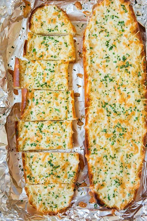 Cheesy Garlic Bread Recipe, Make Garlic Bread, Homemade Garlic Bread, Fest Mad, Garlic Cheese Bread, Garlic Bread Recipe, Cheesy Garlic Bread, Cheesy Bread, God Mat