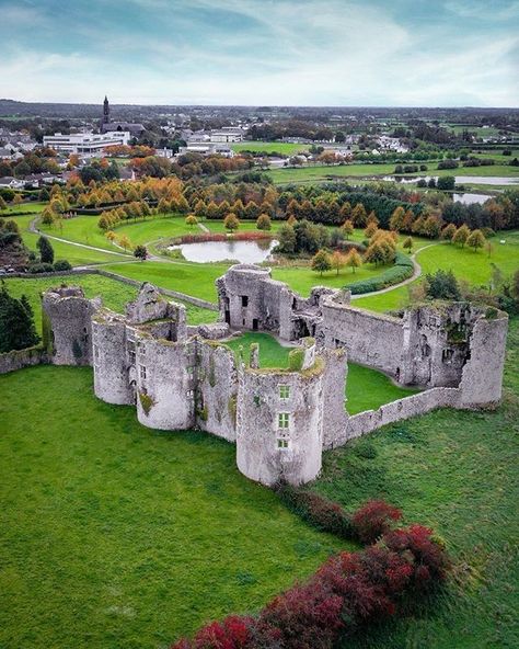 Top 10 Places to visit in Ireland Roscommon Ireland, Visit South Africa, Ireland Photography, Ireland Travel Guide, Irish Castles, Love Ireland, Visit Ireland, Castle Ruins, Younger Brother