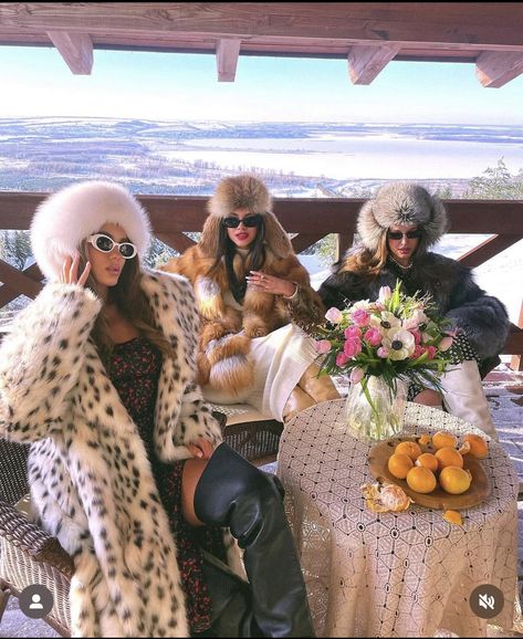 Aspen Trip, Apres Ski Outfits, Apres Ski Party, Holiday Party Themes, Trip Outfits, Ski Season, Ski Fashion, Skiing Outfit, Winter Aesthetic