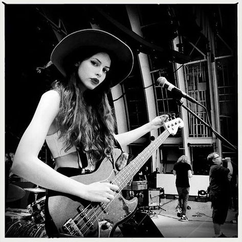 Charlotte Kemp Muhl en Instagram: “When I opened for Primus and suddenly became insecure about how few 32nd notes I play (love you Les)” Charlotte Kemp Muhl, Charlotte Kemp, Kemp Muhl, Guitar Girl, Female Guitarist, Female Musicians, Vintage Eclectic, Art Music, Guitarist