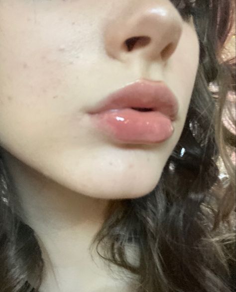 Lips No Cupid, Lips With No Cupids Bow, Small Plump Lips, Sharp Cupids Bow Lips, Big Upper Lip, Pouty Lips Aesthetic, No Cupids Bow Lips, Round Cupids Bow Lips, Pouty Lips Makeup