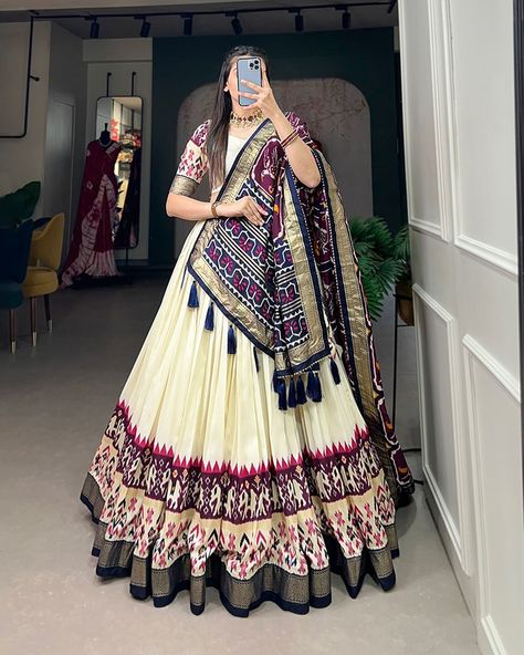 Patola Lehenga, Silk Blouse Work, Zip Stitching, Patola Print, Print Lehenga, Function Dresses, Lehenga Fabric, Rainbow Wallpaper, Can Can