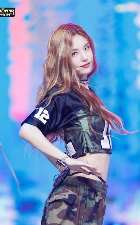 Kpop Concert Outfit, Bias Kpop, Crop Photo, Red Velvet Irene, Favorite Person, Concert Outfit, Seoul, Kpop Girls, Girl Group