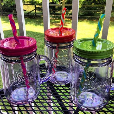 Summer Must Have: Plastic Mason Jar Straw Cups! Mason Jar Drinking Glasses, Jar Cups, Prom Favors, Mason Jar With Straw, Mason Jar Glasses, Plastic Mason Jars, Diy Events, Drinking Jars, Wal Mart