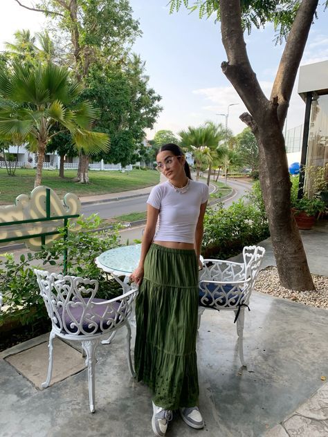 Green Maxi Skirt Outfit Fall, Maxi Green Skirt Outfit, Green Flowy Skirt Outfit, Green Maxi Skirt Outfit Summer, Green Long Skirt Outfit, Long Green Skirt Outfit, Bohemian Skirt Outfit, Green Maxi Skirt Outfit, Long Flowy Skirt Outfit