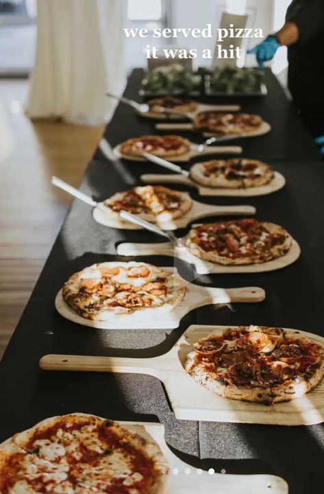 Pizza Catering Display, Italian Wedding Dinner Ideas, Wedding Food Pizza, Elegant Pizza Party Decor, Pizza Table Display, Pizza At Wedding Reception, Rehearsal Dinner Pizza, Pizza Buffet Wedding, Wedding Reception Pizza