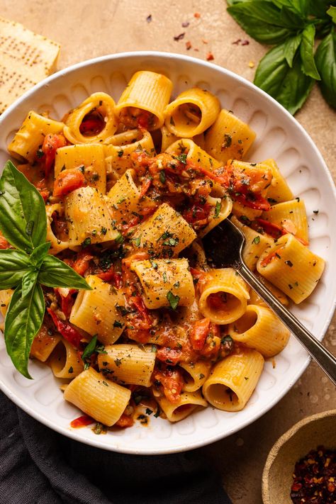 Cherry Tomato Sauce, Garden Tomatoes, Pasta Noodle Recipe, Tomato Basil Pasta, Cherry Tomato Pasta, Vegetarian Pasta Recipes, Rigatoni Pasta, Italian Pasta Recipes, Easy Pasta Dishes