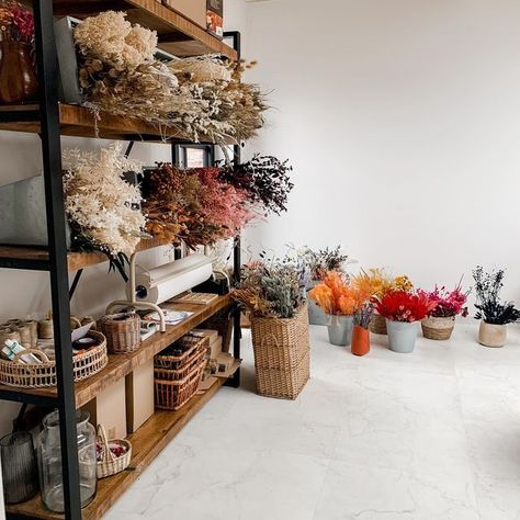 Flower Workshop Studio, Floral Studio Work Spaces, Florist Studio Workspace, Workshop Shelves, Sonic Bloom, Florist Studio, Atelier Art, Cut Flower Farm, Flower Truck