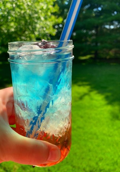 How To Layer Drinks - fun layered drink recipes for parties. Get this red white and blue drink recipe or make it in any drink colors you want! #layereddrinks #drinkrecipe #redwhiteblue Layered 4th Of July Drinks, Red White And Blue Mock Tails, Kid Friendly 4th Of July Drinks, 4th Of July Drinks For Kids, Patriotic Mocktail, 4th Of July Mocktail, Fun Drinks For Kids, Bachelorette Food Ideas, Red White And Blue Drinks