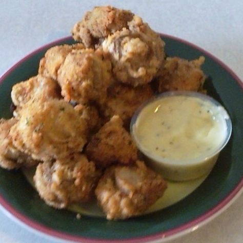 Deep Fried Mushrooms With Horseradish Sauce Deep Fried Mushrooms, Fried Mushroom Recipes, Bacon Recipes Appetizers, Mushroom Appetizers, Veggie Fries, Fried Mushrooms, Horseradish Sauce, Fried Pickles, Recipes Appetizers And Snacks