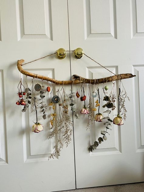 Hanging Plants Ideas, Dried Flower Wall, Dried Flowers Diy, Hantverk Diy, Decoration Vitrine, Plants Ideas, Art Attack, Creation Deco, Garden Artwork