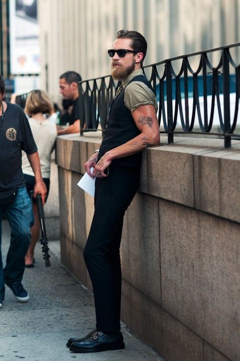 short sleeves and ink Sexiest Tattoos, Justin O'shea, Man With A Beard, Hipster Beard, Mens Fashion Edgy, Mens Vests, Sharp Dressed Man, Gentleman Style, Mens Street Style