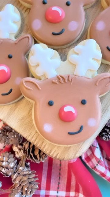 The Flour Box on Instagram: "This Reindeer Face from the Christmas Faces kit is so easy!! Plus, you can get step-by-step instructions in my book The Crafted Cookie…now only $14.99 (35% off the cover price!) Get the kit and the book on www.flourbox.com" Reindeer Face Cookies Decorated, Reindeer Cookies Decorated Royal Icing, Reindeer Royal Icing Cookies, Reindeer Sugar Cookies Decorated, Reindeer Cookies Decorated, Reindeer Sugar Cookies, Holiday Cake Ideas, Sugar Cookie Decorating Ideas, Royal Icing Cookie Ideas