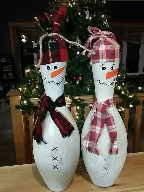 Bowling Pin Snowman, Painted Bowling Pins, Bowling Pin Crafts, Snowmen At Night, Winter Christmas Decor, Library Crafts, Parent Night, Sock Snowman, Pin Crafts